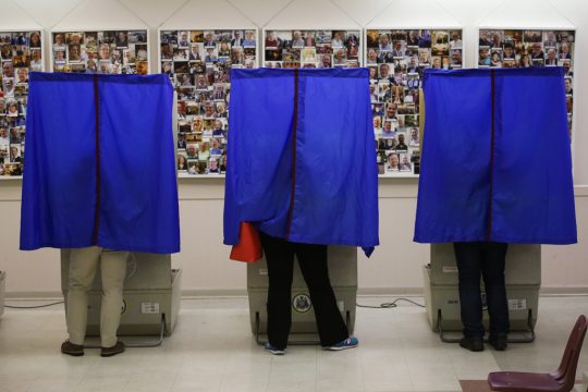 Drei Menschen bei der Stimmabgabe in Philadelphia (26.4.)
