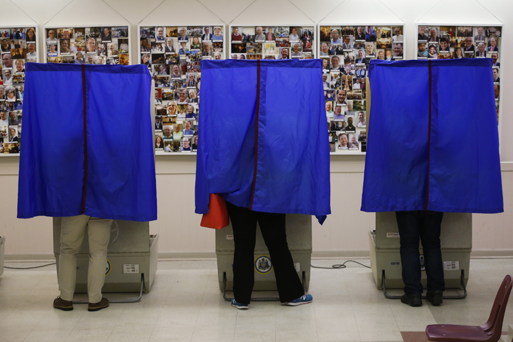 Drei Menschen bei der Stimmabgabe in Philadelphia (26.4.)
