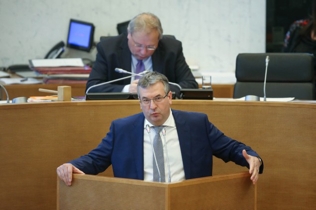 Pierre-Yves Jeholet (Ecolo) am 27.4.2016 im Wallonischen Parlament in Namur