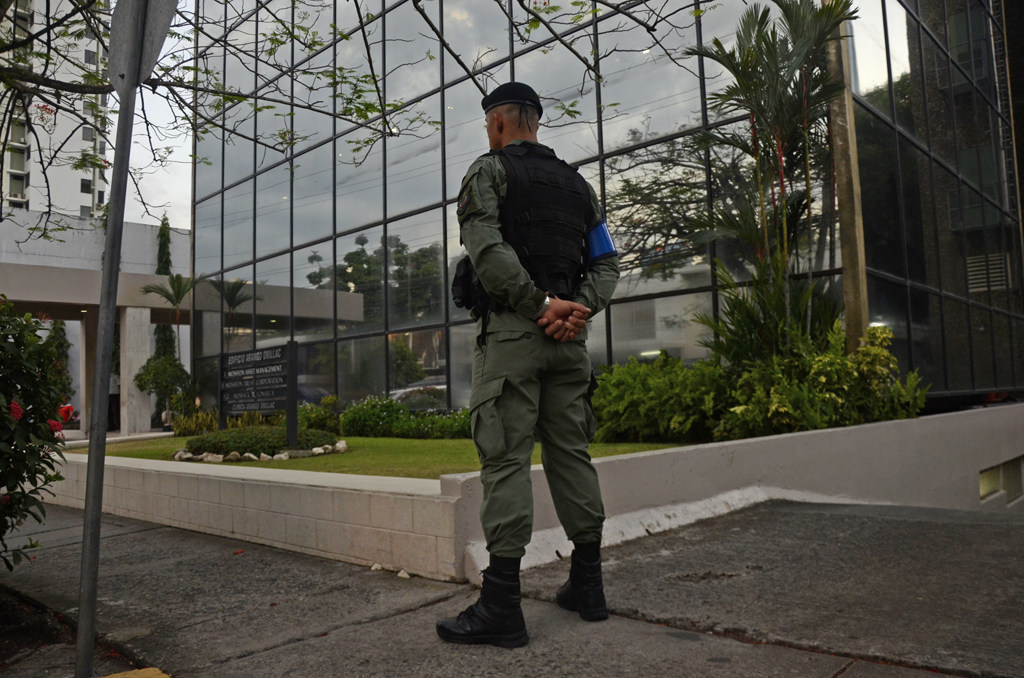 Polizist steht Wache vor der Kanzlei Mossack-Fonseca in Panama City