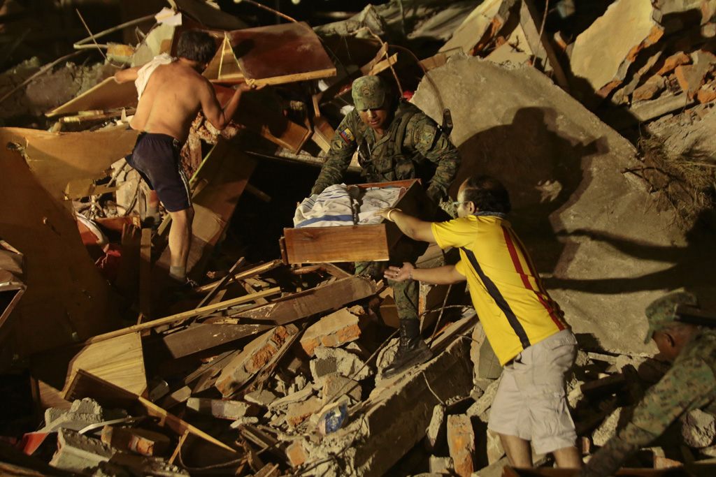 Nach dem schweren Erdbeben in Ecuador: Aufräumarbeiten in Portoviejo