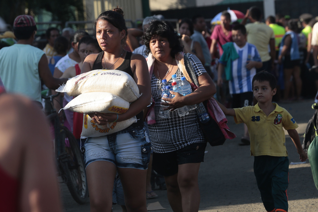 Ecuadorianer an einer Lebensmittel-Verteilungsstelle in Portoviejo (19.4.)