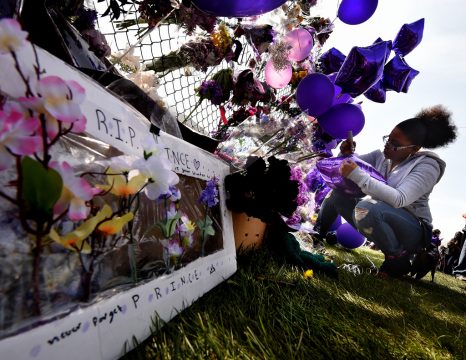 Blumen und Ballons säumen den Zaun im Paisley Park in Minneapolis (23.4.)