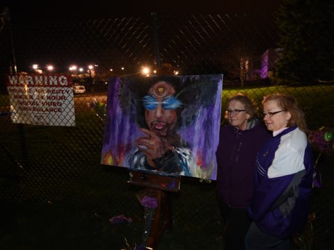 Prince-Fans in der Nähe der Paisley Park Studios in Minneapolis