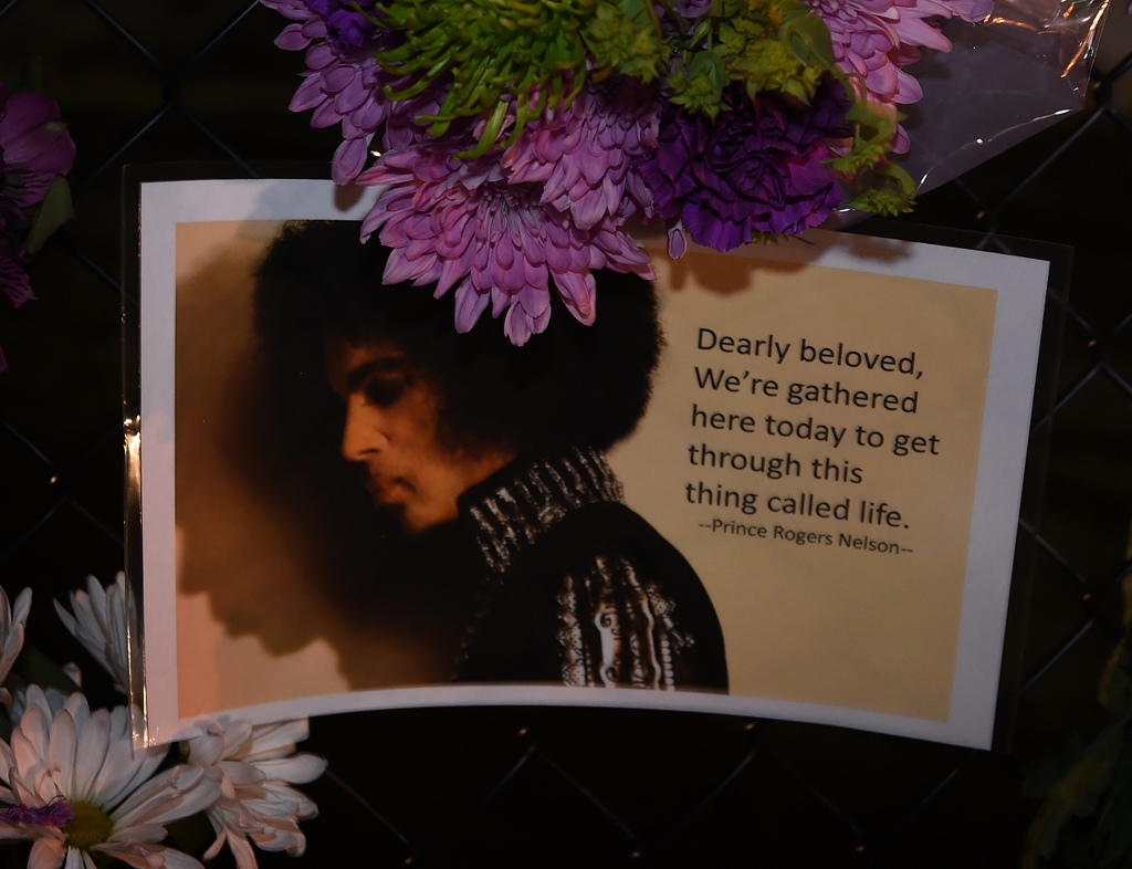 Nachricht und Blumen von Fans zum Tod von Prince in der Nähe der Paisley Park Studios in Minneapolis