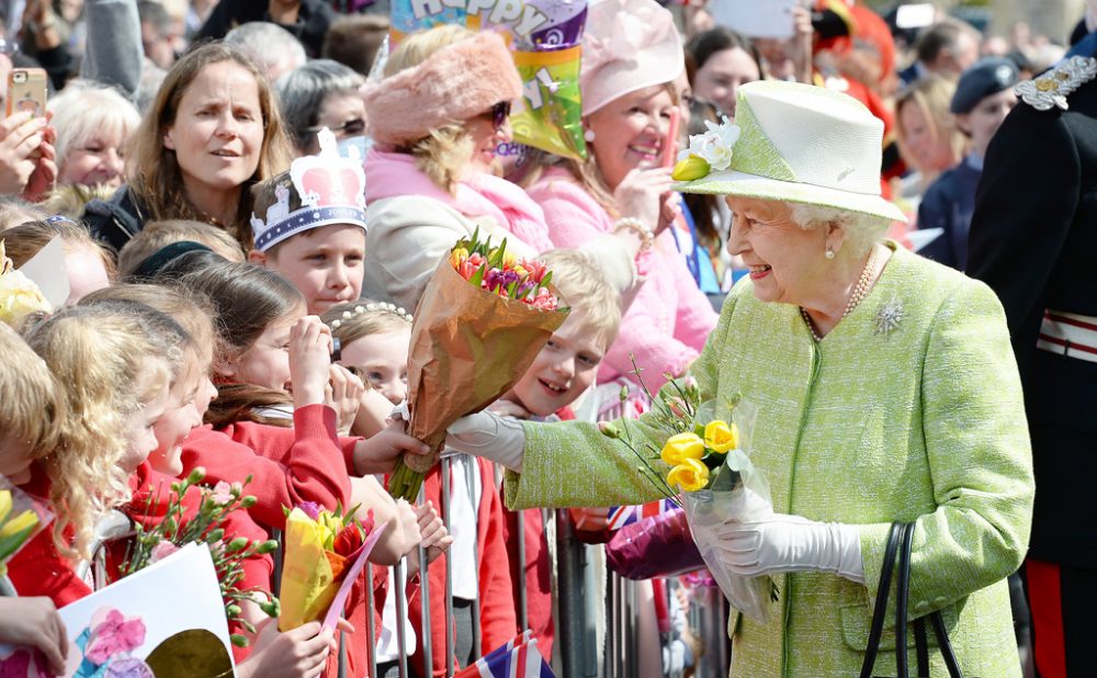 Queen Elizabeth nimmt Geschenke zum 90. Geburtstag entgegen