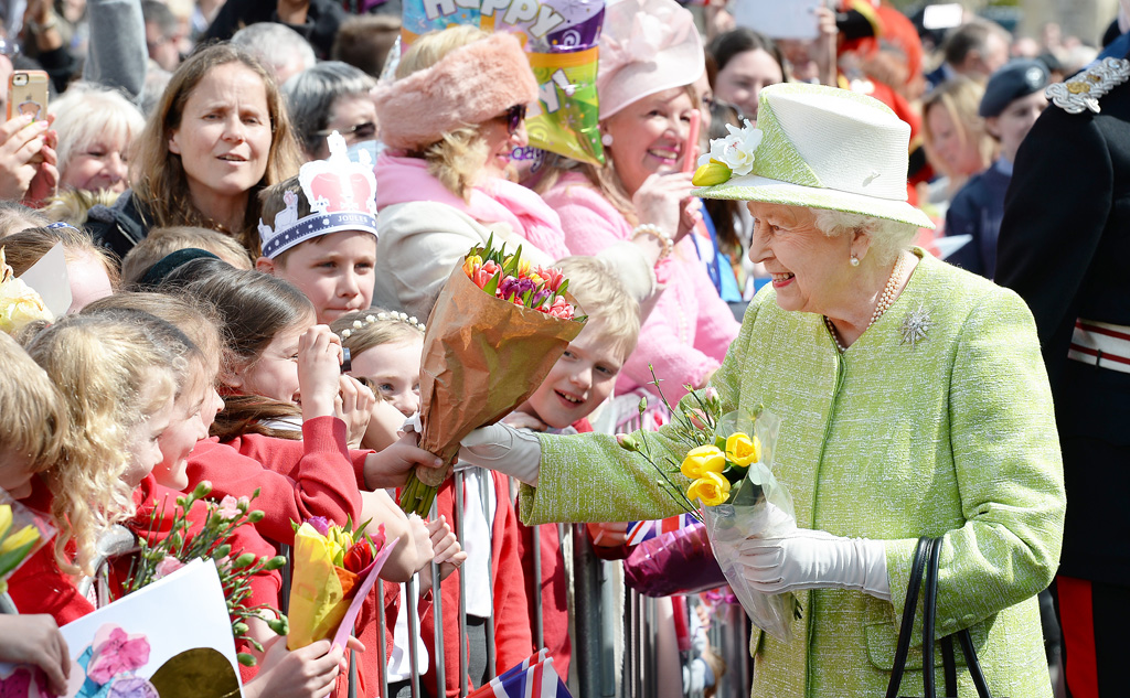 Queen Elizabeth nimmt Geschenke zum 90. Geburtstag entgegen