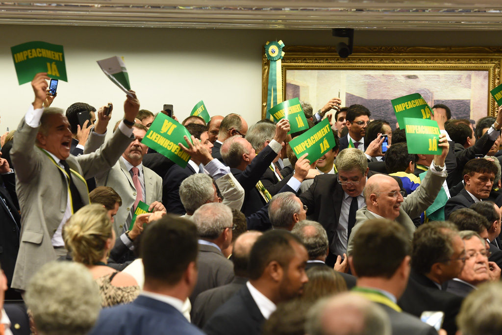 Die Sonderkommission des Abgeordnetenhauses stimmt mehrheitlich für ein Amtsenthebungsverfahren gegen Brasiliens Präsidentin Dilma Rousseff
