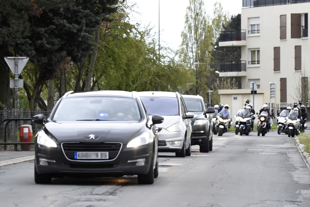 Französische Polizisten eskortieren einen Konvoi mit Salah Abdeslam