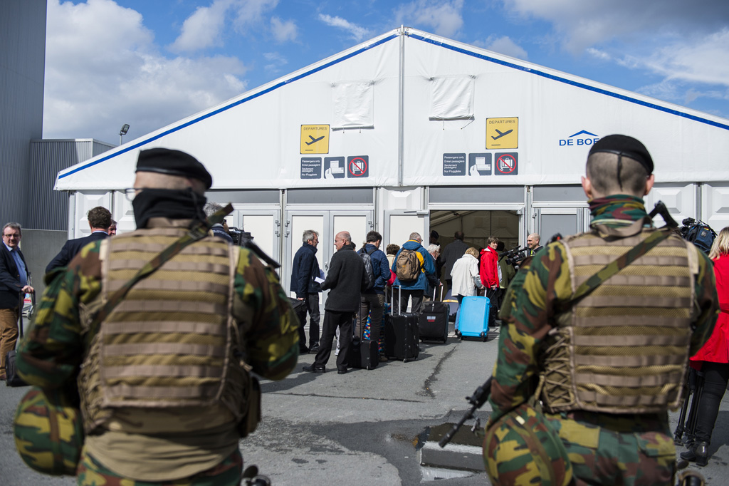 Lange Schlange vor dem Check-In-Zelt am Brüsseler Flughafen (4.4.)