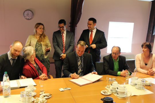 Gewerkschaften und Regierung unterzeichnen Sektorenabkommen