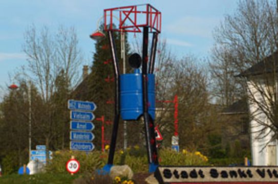 Skulptur am Kreisverkehr St. Vith zu 30 Jahre Teilzeitunterricht