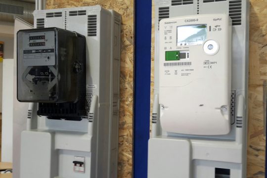 Im Vergleich: ein alter Stromzähler und ein Smartmeter