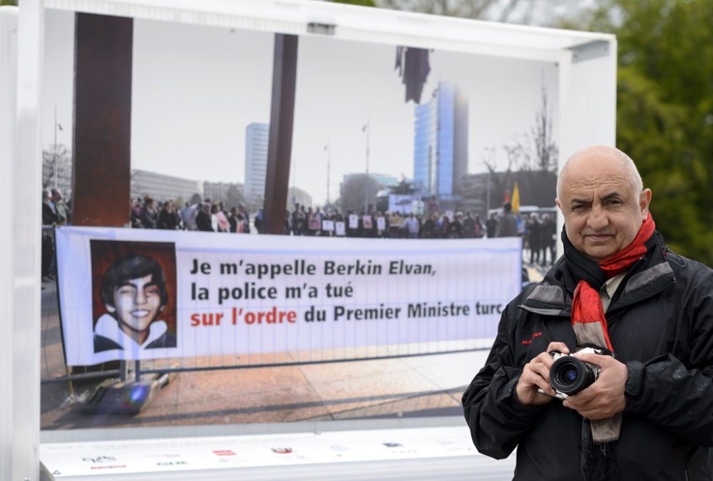 Fotojournalist Demir Sonmez vor seinem Bild