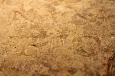 Historischer Stein aus der Römerzeit in Aachen vorgestellt