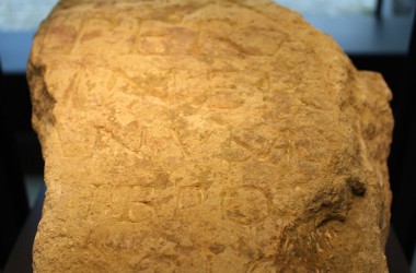 Historischer Stein aus der Römerzeit in Aachen vorgestellt