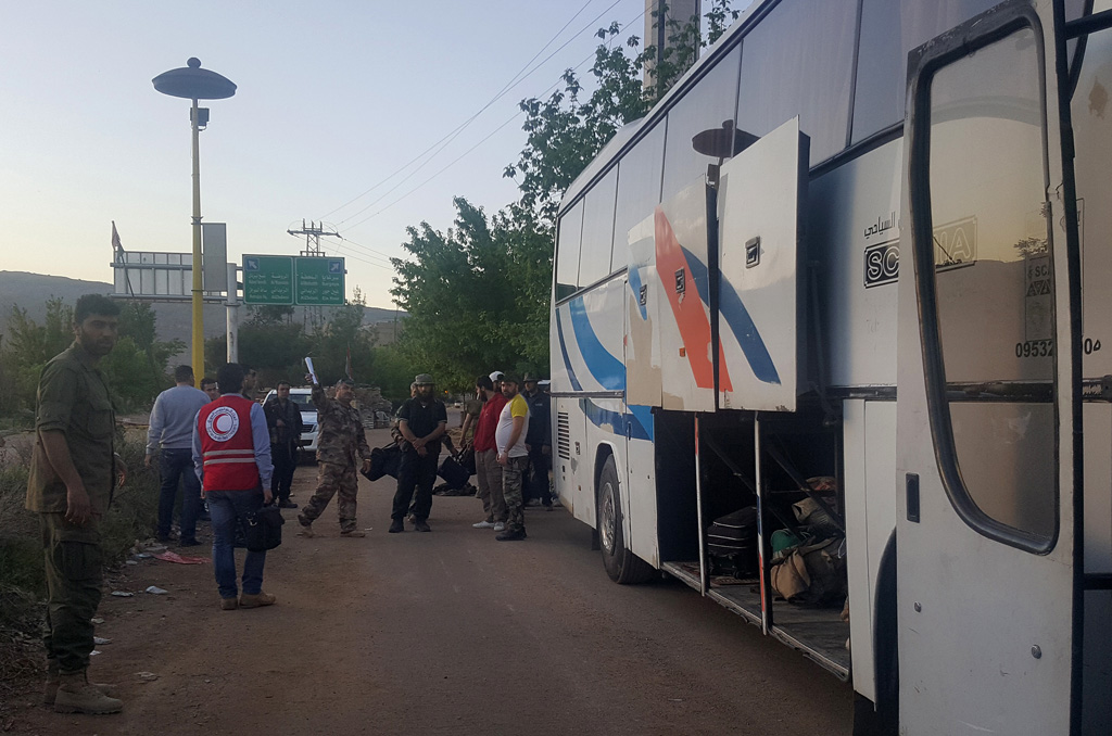Syrien-Flüchtlinge besteigen einen Bus in Madaya (20.4.)