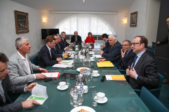 Treffen zwischen der wallonischen Regionalregierung und Vertretern von Transportunternehmen am 14.4. in Namur