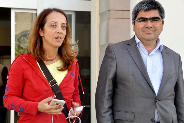 Ebru Umar und ihr Anwalt beim Verlassen des Polizeipräsidiums in Izmir