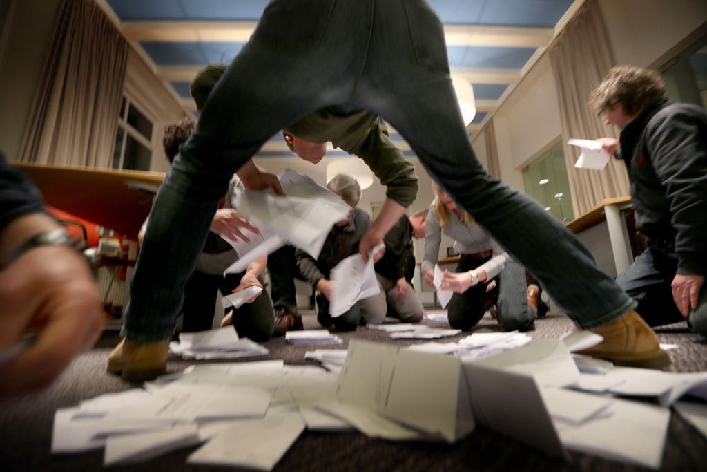 Wahlhelfer zählen die Stimmzettel in einem Wahlbüro in Schiermonnikoog (6.4.)