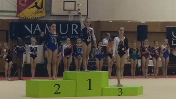 Lynn Treinen (M.) vom TLZ Amel wird Walloniemeisterin in Jambes