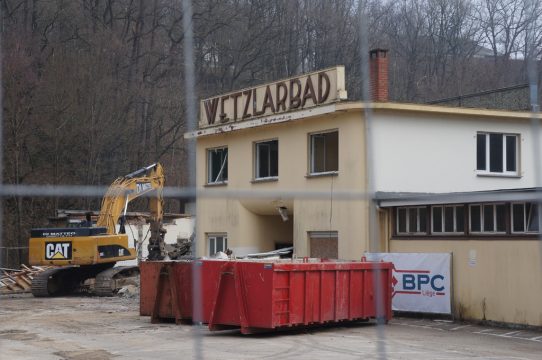 Abrissarbeiten am Wetzlarbad (Bild vom 18.3.)