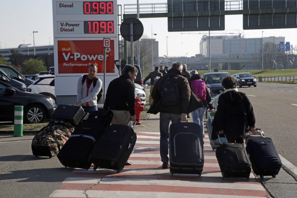 Passagiere am 11.4. zu Fuß unterwegs zum Flughafen von Zaventem