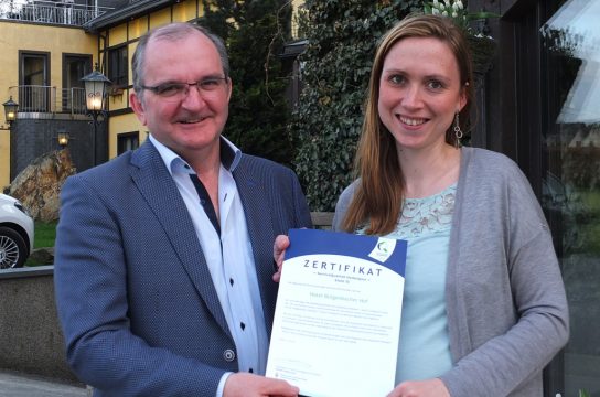 Leo Kreins, Kabinettchef von Tourismusministerin Weykmans, mit Jennifer Heyen vom Hotel "Bütgenbacher Hof"