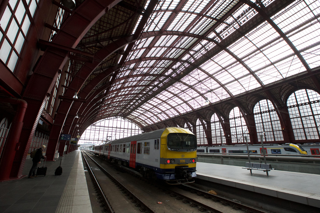 Zug im Bahnhof von Antwerpen