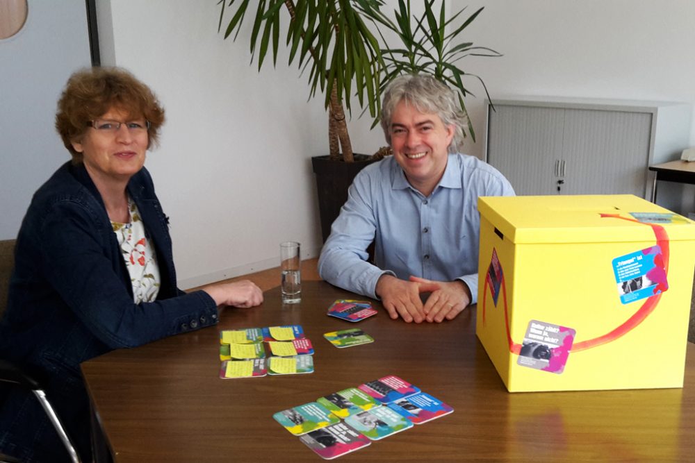 St. Viths Kulturschöffin Christine Baumann und Andreas Fickers mit den "Kultur-Bierdeckeln"