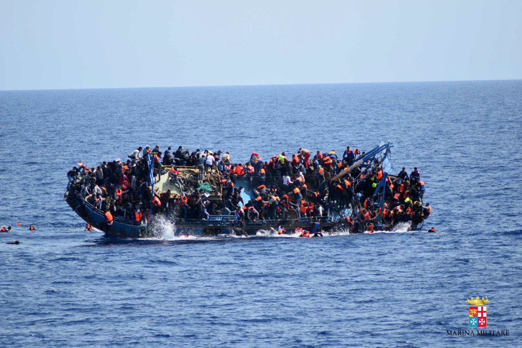 Überladenes Flüchtlingsboot kentert vor der libyschen Küste (25.5.) - Überlebende berichten von etwa hundert Menschen im Rumpf des Schiffes