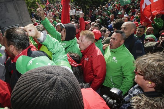 Wütende Demonstranten stürmen den Empfangsbereich des Justizministeriums in Brüssel (17.5.2016)