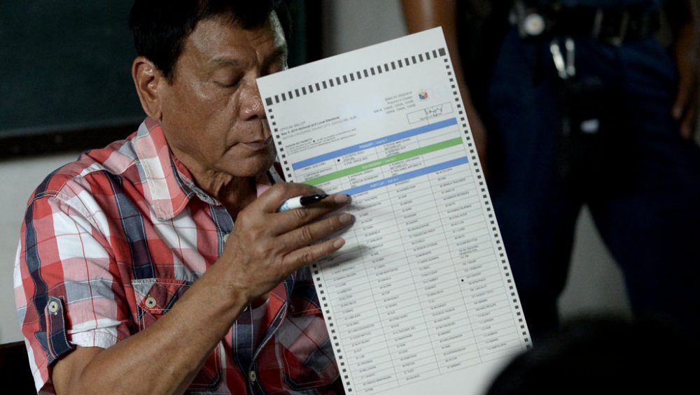 Präsidentschaftskandidat Rodgrigo Duterte bei seiner Stimmabgabe am Montag in Davoa City