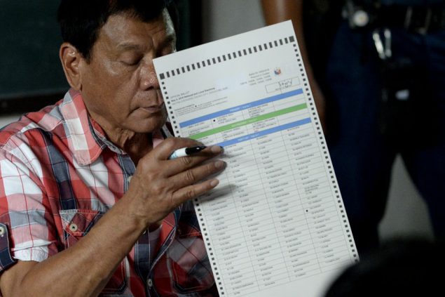 Präsidentschaftskandidat Rodgrigo Duterte bei seiner Stimmabgabe am Montag in Davoa City