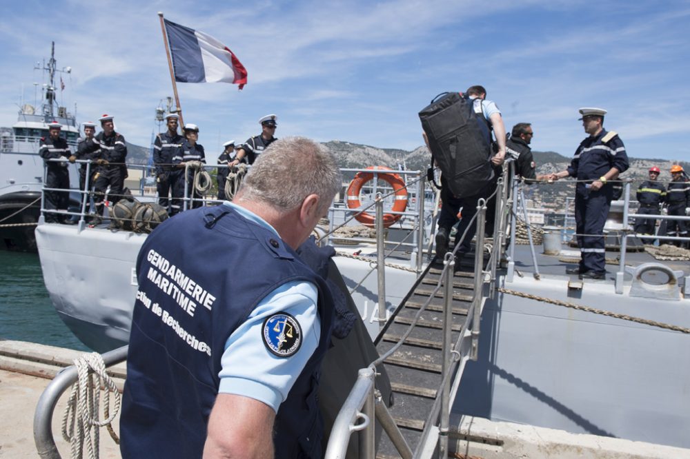 Mitarbeiter der französischen Marine gehen in Toulouse an Bord der EV Jacoubet, mit der nach Wrackteilen gesucht werden soll (20.5.)