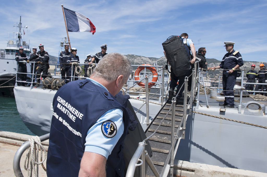 Mitarbeiter der französischen Marine gehen in Toulouse an Bord der EV Jacoubet, mit der nach Wrackteilen gesucht werden soll (20.5.)