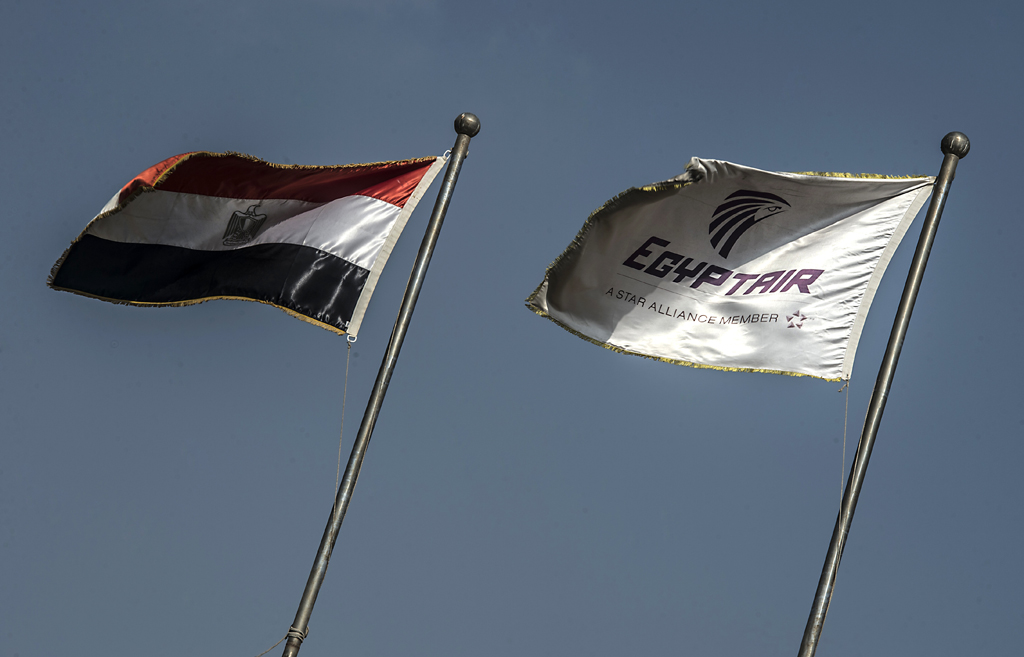 Egyptair-Maschine abgestürzt - Ägyptische Flagge und Flagge von Egyptair am Kairoer Flughafen (19.5.2016)