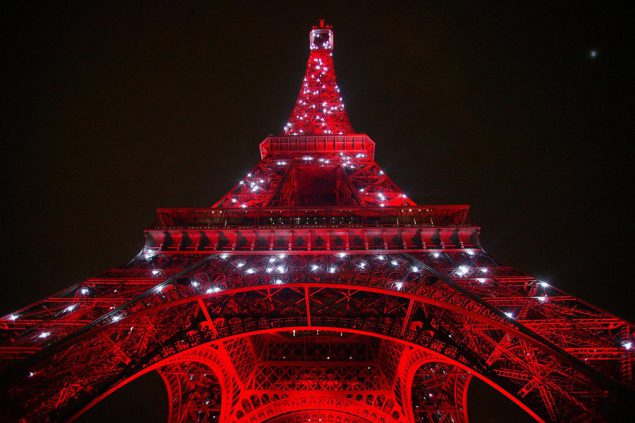 Eiffelturm Strahlt Bei Em In Teamfarben