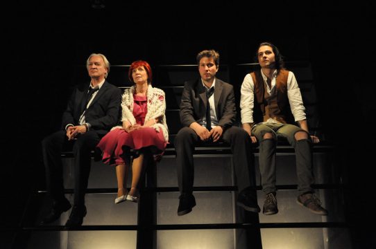 Grenzlandtheater spielt "Eines langen Tages Reise in die Nacht"