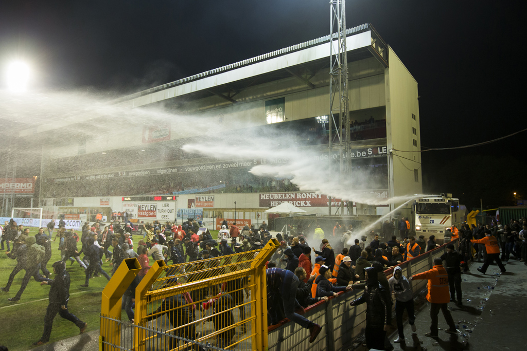 Ausschreitungen nach dem Spiel gegen Eupen: Frustierte Antwerp-Fans verwüsten Bosuil-Umgebung