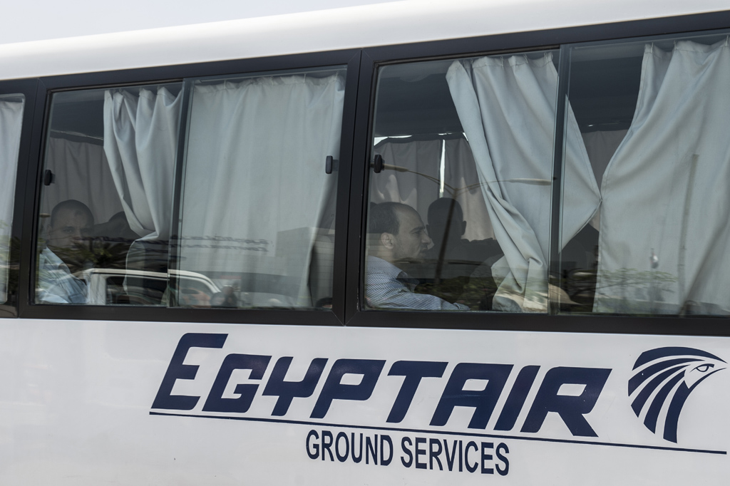 Familienangehörige von Passagieren der Egyptair-Maschine in einem Bus der Fluggesellschaft werden zum Kairoer Flughafen gebracht (19.5.2016)