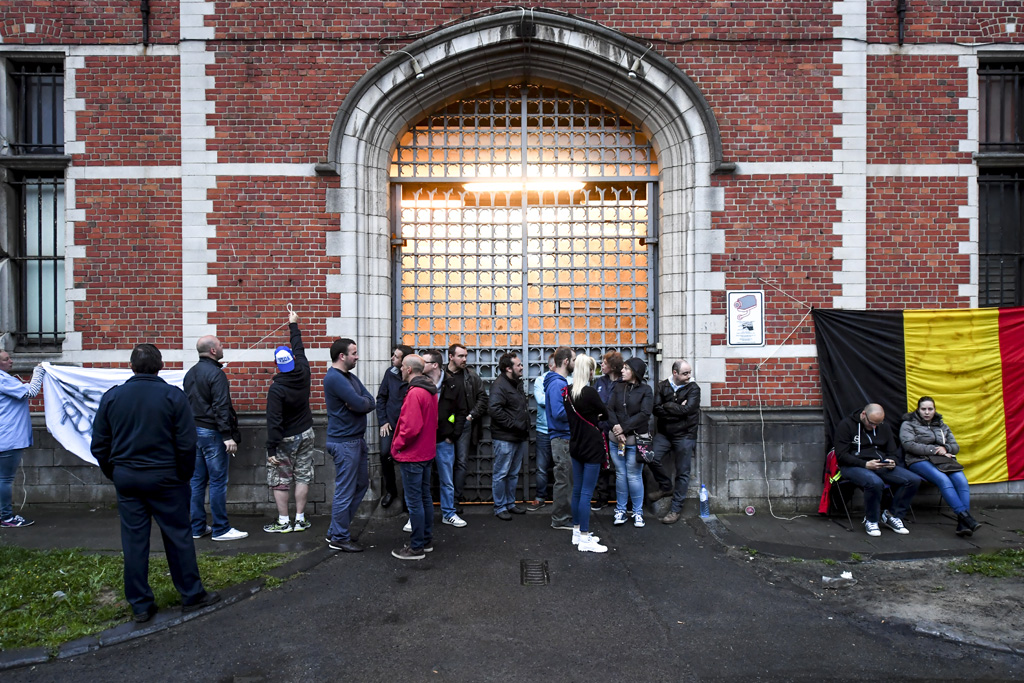 Gewerkschaftsvertreter blockierten am Montagmorgen noch den Eingang zur Haftanstalt von Forest