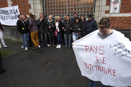 Demonstranten blockieren den Eingang zum Gefängnis von Forest (10.5.2016)