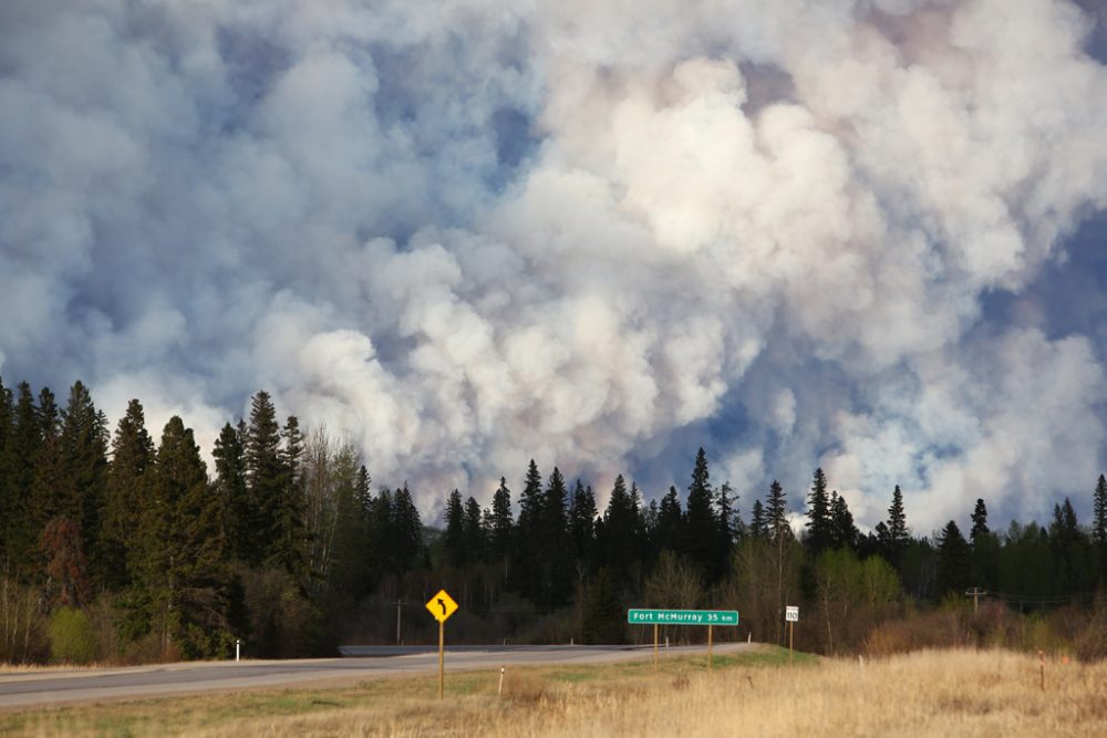 Rauchbildung in der Nähe der kanadischen Stadt Fort McMurray