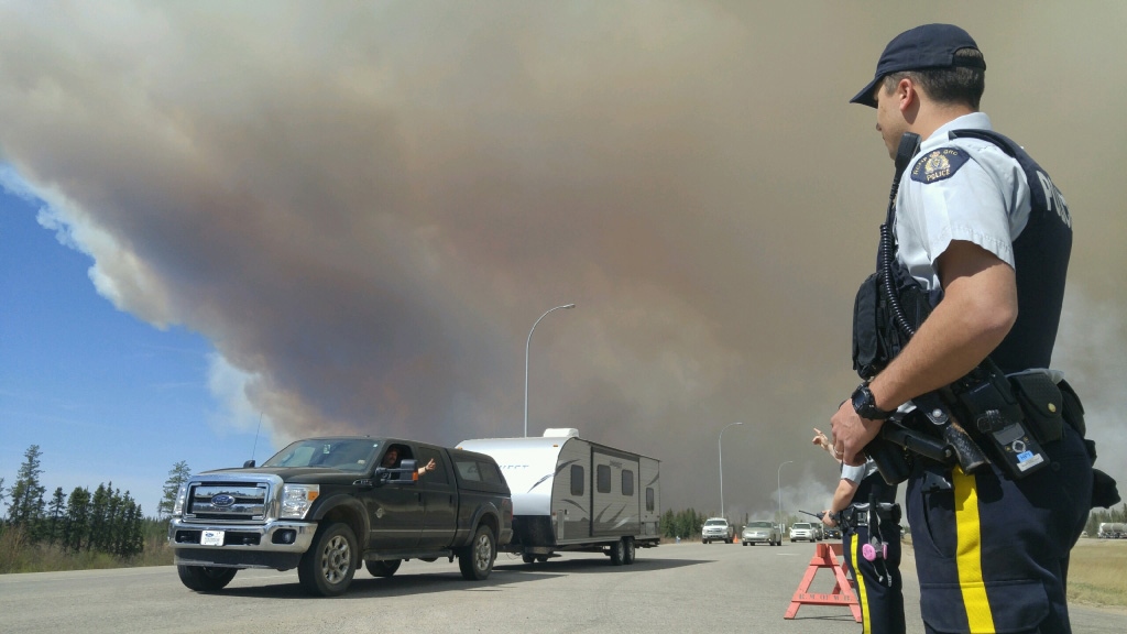 Einwohner verlassen die brennende kanadische Stadt Fort McMurray (6.5.2016)