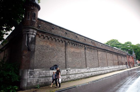 Auch hinter dieser Mauer wird weiter gestreikt: Die Wärter von Dinant sind gegen das Vorabkommen vom Justizminister