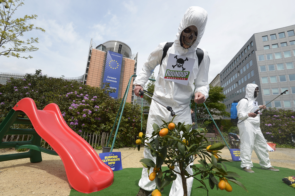 Umweltschützer protestieren vor der EU-Kommission in Brüssel gegen den Einsatz von Glyphosat