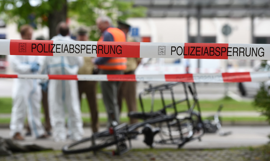 Polizisten und Forensiker am Dienstag nahe der Bahnstation Grafing