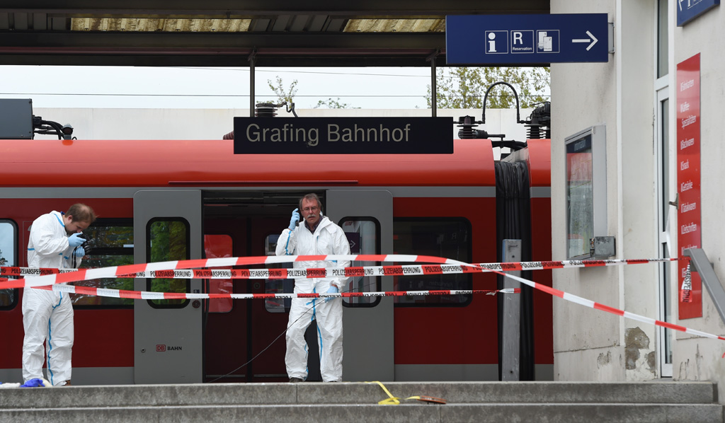 Forensiker untersuchen den Tatort am Bahnhof Grafing