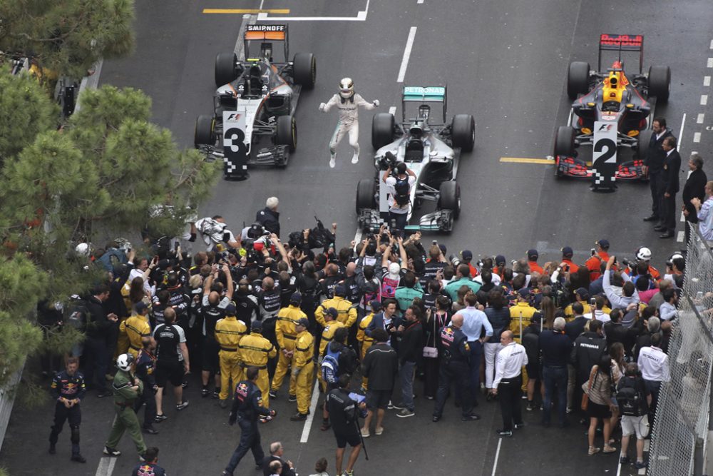 Luftsprung: Lewis Hamilton feiert in Monaco seinen ersten Saisonsieg